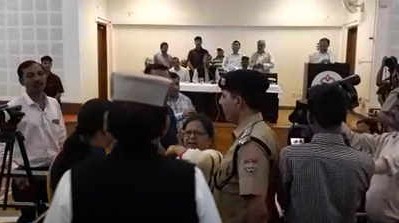 उत्तराखंड: जनता दरबार में शिक्षिका ने मांगा तबादला, भड़के सीएम रावत ने कर दिया सस्पेंड