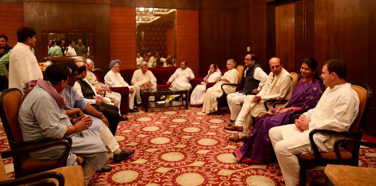 राहुल गांधी की इफ्तार पार्टी: प्रणब मुखर्जी, प्रतिभा पाटिल, मनमोहन सिंह समेत कई बड़े नेता हुए शामिल