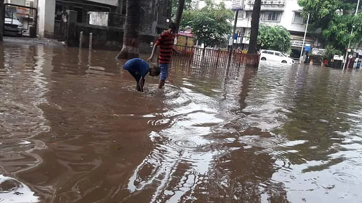 LIVE: मुंबई में मॉनसून की दस्तक, भारी बारिश के बाद कई इलाकों में भरा पानी, लोकल ट्रेनें बाधित