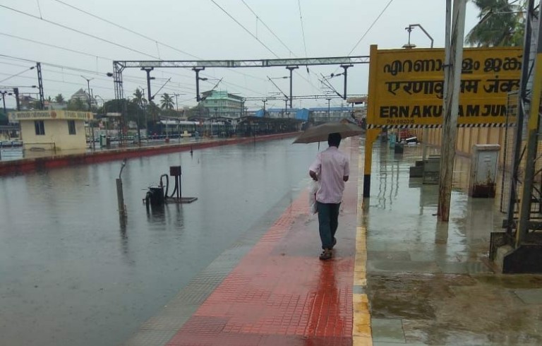 केरल में भारी बारिश से तबाही, अब तक 13 लोगों की मौत, कई हजार लोग बेघर, स्कूल-कॉलेज बंद