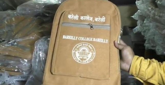 योगी राज में बरेली के कॉलेज में बैगों का रंग हुआ भगवा, छात्रों ने किया हंगामा