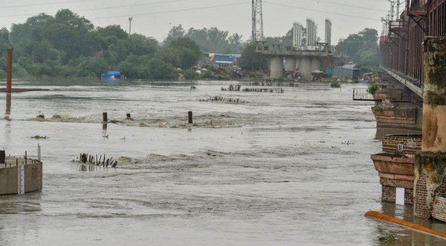 दिल्ली पर मंडराया बाढ़ का खतरा, यमुना का जलस्तर खतरे के निशान से ऊपर, खाली कराए जा रहे हैं निचले इलाके