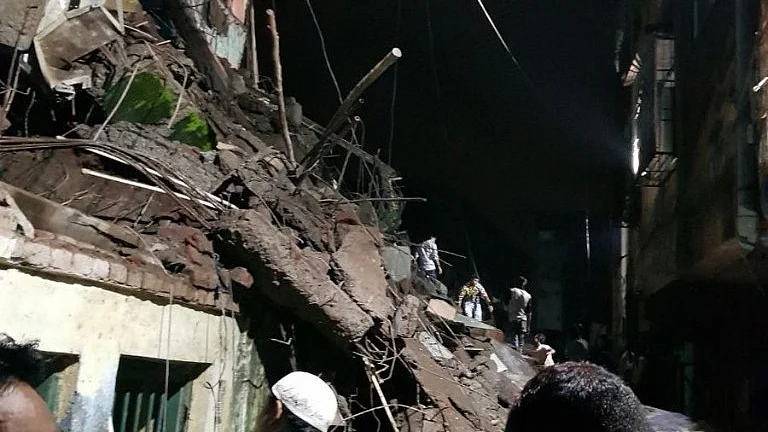महाराष्ट्र: भिवंडी इलाके में 3 मंजिला इमारत गिरी, 1 की मौत, कई लोगों को बचाया गया