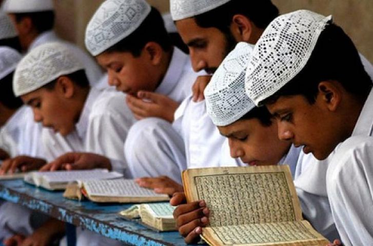 यूपी: मदरसों में ड्रेस कोड को लेकर आजम खान का तंज, मंत्री लक्ष्मी नारायण चौधरी ने कहा, ऐसा कोई प्रस्ताव नहीं