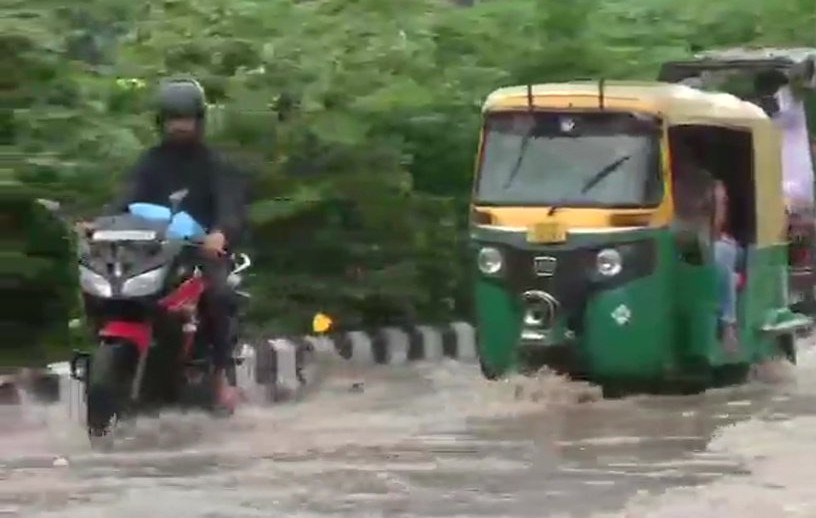 भारी बारिश के बाद जलमग्न हुई दिल्ली और अस्त-व्यस्त हुआ जनजीवन, तस्वीरों में देखें