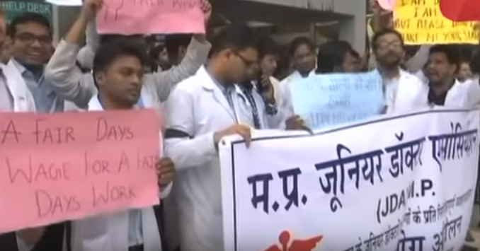 मध्य प्रदेशः जूनियर डॉक्टरों के सामूहिक इस्तीफे से सरकार नाराज, कई डॉक्टरों को किया बर्खास्त और निष्कासित