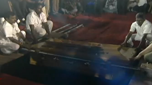 LIVE: मरीना बीच पर अन्ना मेमोरियल के बगल में दफ्न हुए करुणानिधि, नम आंखों से दी चाहने वालों ने आखिरी विदाई
