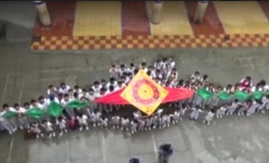 रक्षाबंधन: केरल आपदा राहत में जुटे जवानों के लिए छात्राओं ने बनाई 20 फीट लंबी राखी