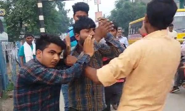 यूपी: शामली में गौ-रक्षा के नाम पर गुंडागर्दी, गाय ले जा रहे दो मुस्लिम युवकों की बेहरमी से की पिटाई