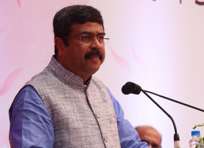 पेट्रोल-डीजल की कीमतों की मार पर बोली मोदी सरकार, कच्चा तेल हुआ महंगा इसलिए बढ़ी कीमत