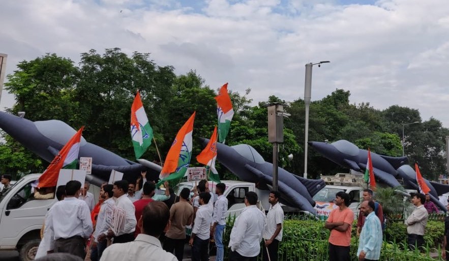 दिल्ली में उतरी राफेल विमानों की पहली खेप, कांग्रेस ने निकाली ‘मोदी-अंबानी’ परेड