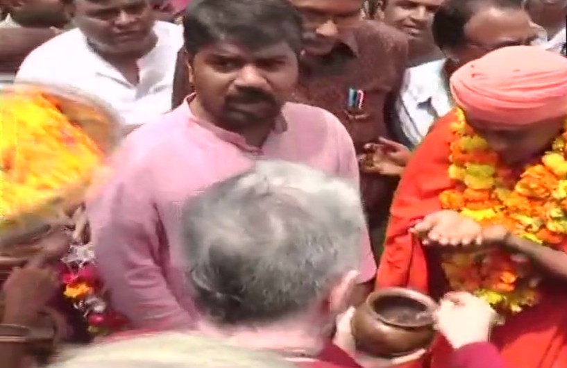 गुजरात: जमानत पर लौटे अजमेर ब्लास्ट के दोषी के स्वागत में बीजेपी कार्यकर्ताओं ने किया समारोह