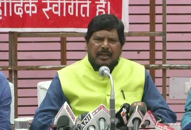 बढ़ती तेल कीमतों की आग में मोदी के मंत्री ने डाला घी, कहा- मैं तो मंत्री हूं, मुझे तो मुफ्त में मिलता है तेल