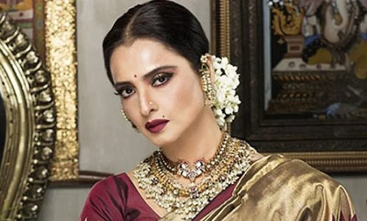 जन्मदिन विशेष: खूबसूरती एक राज है, तन्हाई उनके साथ है, और एक नदी की तरह बहती जा रही हैं रेखा