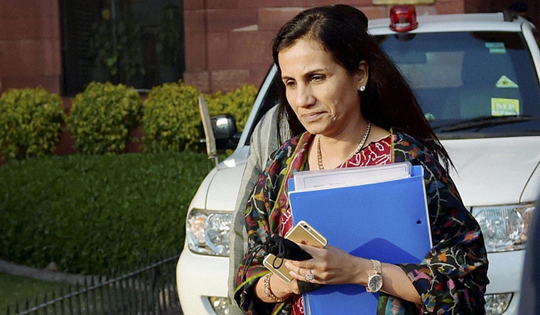 वीडियोकॉन लोन घोटाले से विवादों में आईं आईसीआईसीआई बैंक की सीईओ चंदा कोचर ने दिया इस्तीफा