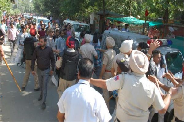 अमृतसर ट्रेन हादसा: रेलवे ट्रैक पर प्रदर्शन कर रहे लोगों का पुलिस पर पथराव, कई पुलिसकर्मी घायल