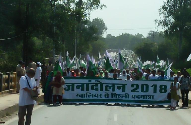 हज़ारों भूमिहीन सत्याग्रहियों का दिल्ली कूच, ग्वालियर में समझाने गए शिवराज को बैंरग लौटाया