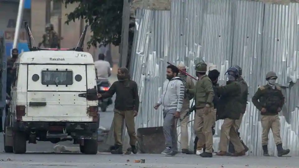 जम्मू-कश्मीर: कुलगाम मुठभेड़ में मारे गए तीन आतंकी, दो जवान हुए घायल