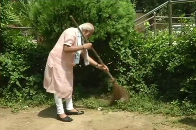 व्यंग्य: लेटर टू बापू फ्रॉम इंडिया दैट इज़ भारत, सेल्फी विद झाड़ू