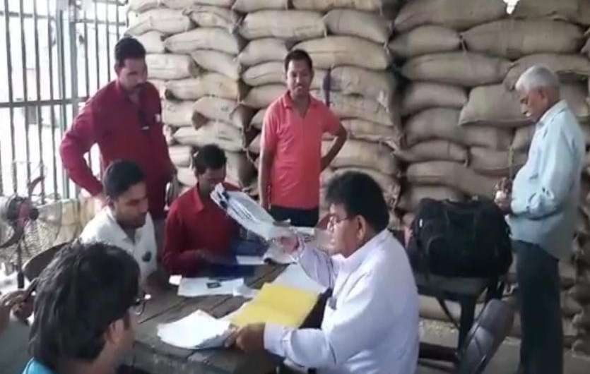 यूपी में फिर सामने आया करोड़ों का राशन घोटाला, आधार में हेराफेरी कर लाखों गरीबों का गल्ला डकार गए डीलर-अफसर
