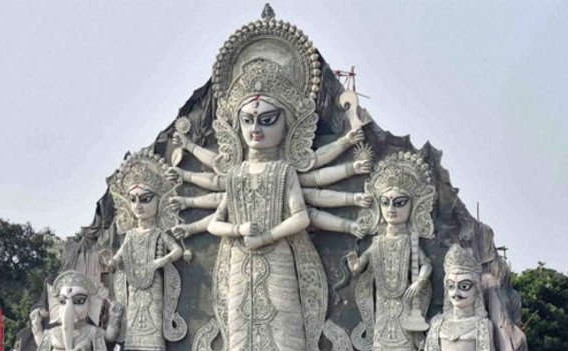 दुर्गा पूजा की तैयारी जोरों पर, परंपरा के तहत तवायफ के कोठे की मिट्टी से मूर्ति बनाने में जुटे कलाकार