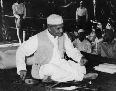 जन्मदिन विशेष: लाल बहादुर शास्त्री ने गांधी जी के पदचिन्हों पर चलकर भारत निर्माण में निभाई थी बड़ी भूमिका