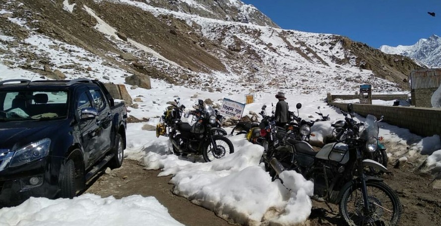 हिमाचल प्रदेश में ताजा बर्फबारी से बढ़ी मुश्किलें, सैकड़ों सैलानी रास्ते में फंसे
