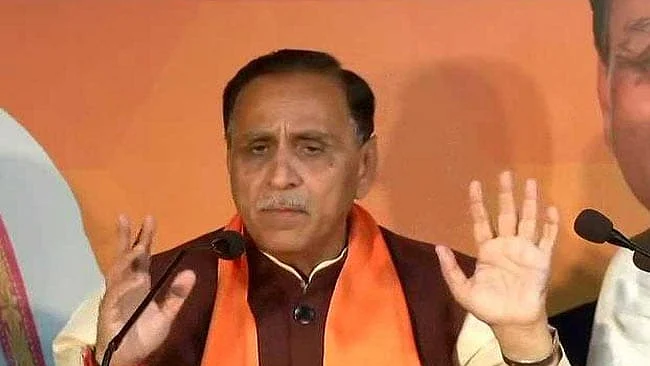 लखनऊ: गुजरात में हिंदी भाषी लोगों के साथ हिंसा को लेकर सीएम विजय रूपाणी को दिखाए गए काले झंडे