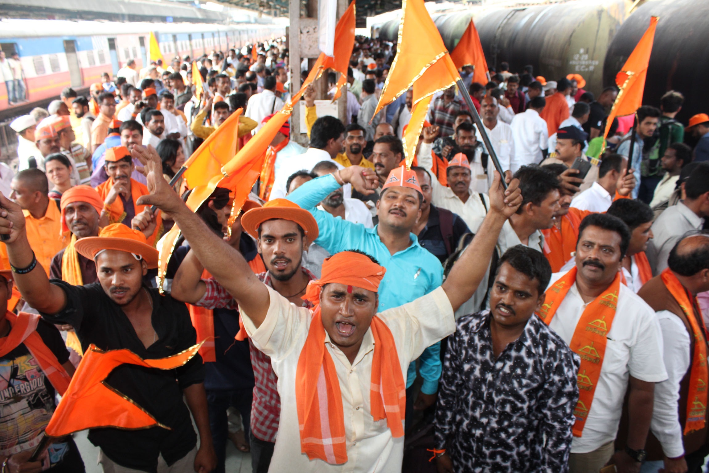 अयोध्या: धर्मसभा से पहले ‘धर्मयुद्ध’ का ऐलान, सोशल मीडिया पर हथियारों की नुमाइश, जगह-जगह रामायण का प्रसारण