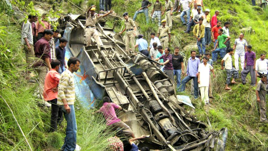 उत्तराखंड: 150 फीट गहरी खाई में गिरी बस, 12 की मौत, कई घायल अस्पताल में भर्ती