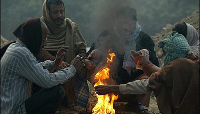पहाड़ी इलाकों में बर्फबारी से दिल्ली समेत पूरे उत्तर भारत में शीतलहर, ठंड ने किया जीना मुहाल