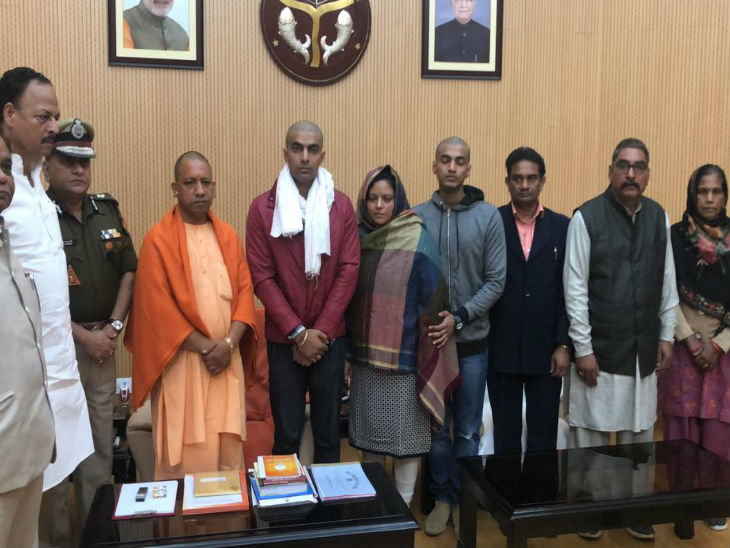 बुलंदशहर हिंसा: शहीद इंस्पेक्टर सुबोध के परिजनों से मिले सीएम योगी, कहा, नहीं बख्शे जाएंगे अपराधी