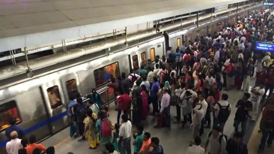 बड़ी खबर LIVE: मेट्रो के ब्लू लाइन पर हुआ बड़ा फॉल्ट, यात्री रहे घंटो परेशान