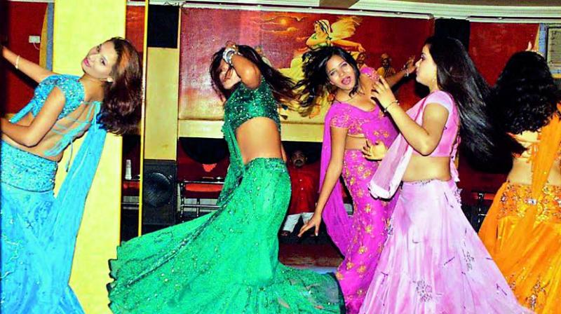 आकार पटेल का लेख: डांस बार का विरोध करने वाले महिलाओं के काम करने के विरोधी हैं