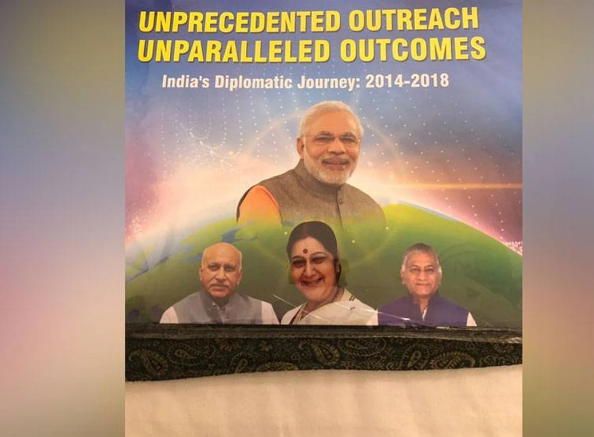 ‘मी टू’ आरोपी एमजे अकबर को अब भी बीजेपी मानती है मोदी का मंत्री, प्रवासी भारतीय सम्मेलन की बुकलेट में छपी फोटो