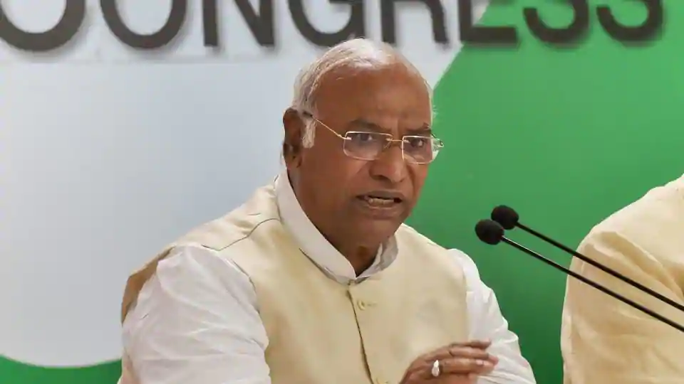 जस्टिस पटनायक की रिपोर्ट के आधार पर नहीं हुई आलोक वर्मा की बर्खास्तगीः खड़गे