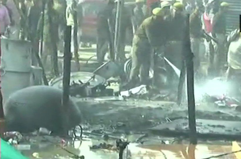 वीडियो: प्रयागराज के दिगंबर अखाड़े में सिलेंडर फटने से लगी भीषण आग, दर्जनभर टेंट जलकर खाक