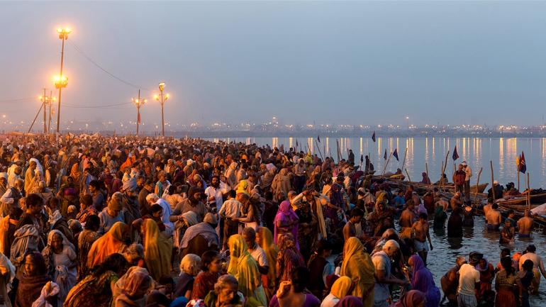 प्रयागराज: शाही स्नान के साथ अर्धकुंभ मेले का आगाज, संगम में डुबकी लगाने के लिए उमड़ा श्रद्धालुओं का सैलाब