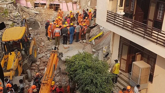 वीडियो: गुरुग्राम में 4 मंजिला इमारत गिरी, अब तक 6 लोगों की हुई मौत, कई लोग मलबे में दबे