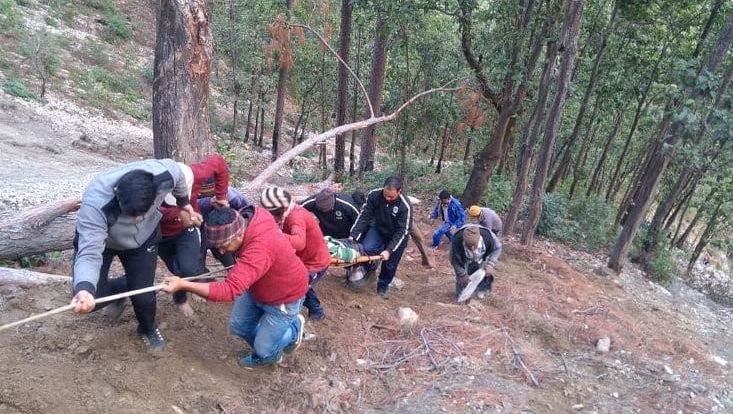 उत्तराखंड: बेकाबू होकर पिकअप वैन खाई में गिरी, 5 लोगों की मौत, कई गंभीर रूप से घायल