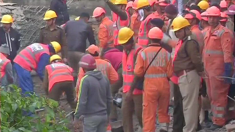 हरियाणा के गुरुग्राम में 4 मंजिला इमारत ढही, 5 से ज्यादा लोग दबे, मची चीख पुकार