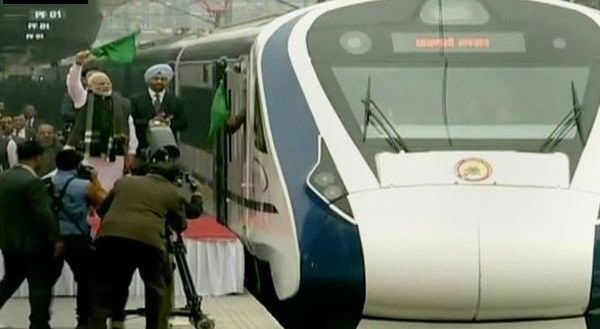 लॉन्च के अगले ही दिन ‘वंदे भारत एक्सप्रेस’ का ब्रेक डाउन, पीएम मोदी ने कल दिखाई थी झंडी, उठे सवाल