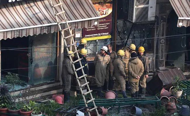वीडियो: दिल्ली के करोलबाग में अग्निकांड, हादसे में अब तक 17 लोगों की मौत, जांच के आदेश