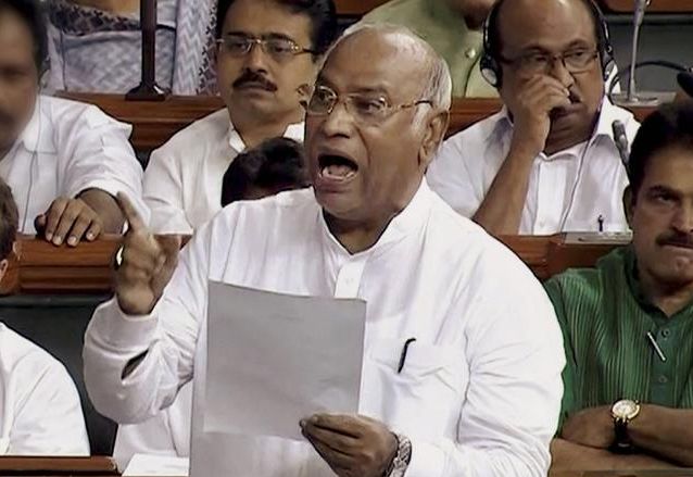 लोकसभा में खड़गे का तीखा जवाब, ‘कांग्रेस ने शिक्षा, पानी, अनाज सब कुछ दिया और मोदी सरकार ने लोगों को गुमराह किया’