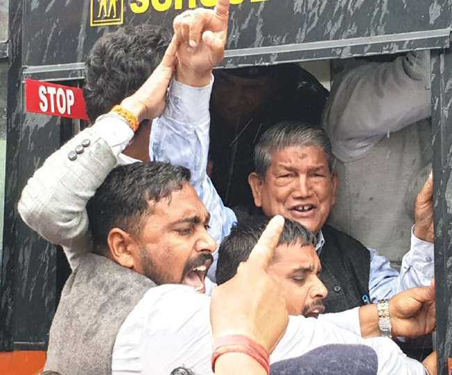 वीडियो: उत्तराखंड में पीएम मोदी का विरोध, काले झंडे के साथ हरीश रावत समेत सैकड़ों कांग्रेसियों ने दी गिरफ्तारी