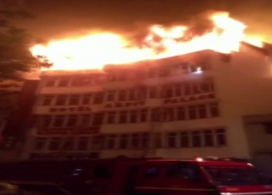 दिल्ली: करोलबाग के एक होटल में आग का तांडव, 17 लोगों की मौत, कई घायल, जान बचाने के लिए इमारत से लोग नीचे कूदे