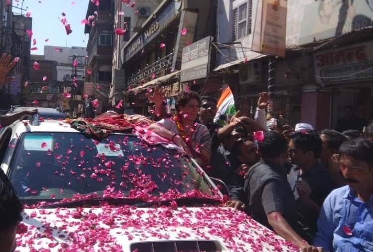 जब प्रियंका गांधी से मिलने गंगा घाट की सीढ़ियां उतर आई काशी - लगत हौ इंदिरा जी आ गइन...