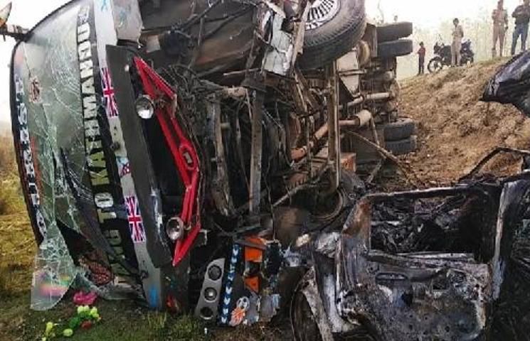 उत्तर प्रदेश: पीलीभीत में बस और कार की टक्कर के बाद लगी आग, हादसे में 5 लोगों की जलकर मौत, कई घायल