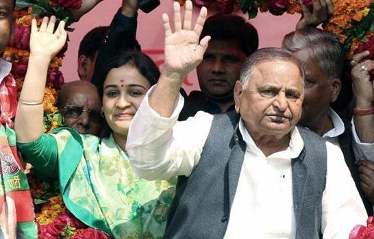 उत्तर प्रदेशः छोटी बहू अपर्णा यादव के लिए मुलायम ने मांगा अखिलेश से टिकट