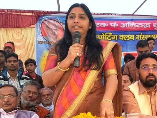 यूपी: बीजेपी महिला प्रत्याशी के बिगड़े बोल, कहा- मुझे आशीर्वाद दें, गुंडों के लिए बड़ी गुंडी बनकर दिखाऊंगी